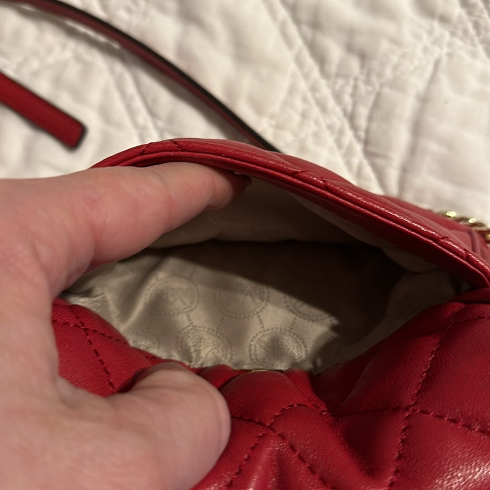 Micheal Kors adorable gently worn red with gold chain - Picture 4 of 5